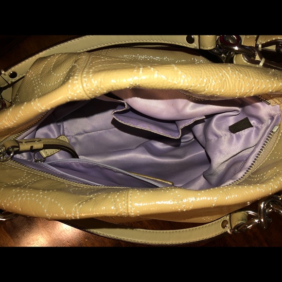 Patent leather perforated Coach bag - Picture 4 of 6